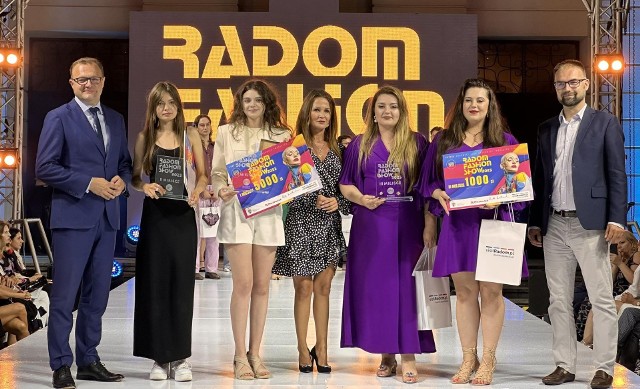 Za nami jedenasta edycja Radom Fashion Show. Zwyciężyła Alicja Prus (trzecia z lewej), drugie miejsce zajęła Marlena Krawczyk (druga z lewej), zaś trzecie para Ewelina Kowal Koc i Justyna Kowal Walczak (piąta i szósta z lewej).