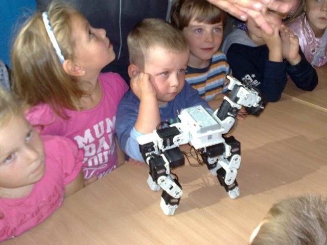 Festiwal nauki Politechniki Koszalińskiej - dzieci najbardziej zainteresowały roboty i inne urządzenia elektroniczne i komputerowe.