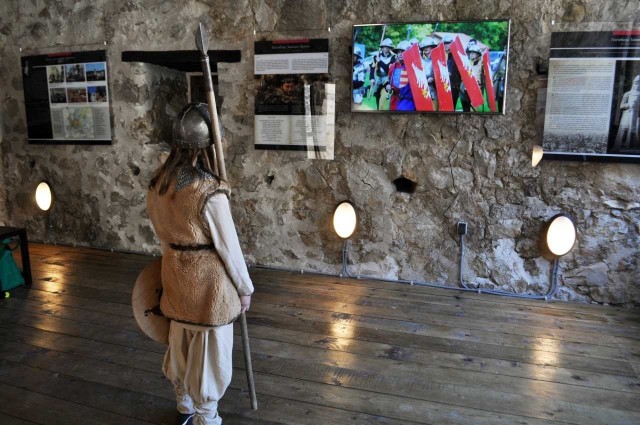 Serbski rekonstruktor podziwiający film promujący „Turniej Rycerski o Miecz Zawiszy Czarnego".