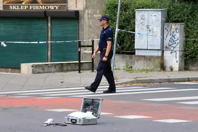 Bandycka konfrontacja dwóch konkurencyjnych grup - to naprawdę wydarzyło 18 lipca 2018 roku, na skrzyżowaniu ulic Matejki i Mickiewicza na Bydgoskim Przedmieściu. Nieoficjalnie w Toruniu mówi się, że grupy konkurowały ze sobą m.in. na gruncie kibolskim, narkotykowym i innym.