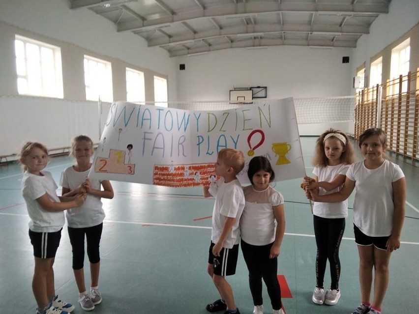 Uczniowie z Bebelna biorą udział w Akcji #BiegFairPlayPKOI (ZDJĘCIA)