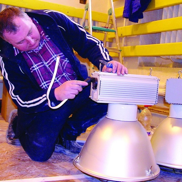 Jerzy Sztobnicki podczas montażu nowych lamp w sali gimnastycznej Szkoły Podstawowej nr 1 w Miastku.