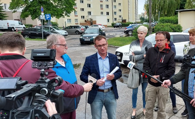 Łukasz Kowarowski, radny SOG-u zabiegał od kilku lat o remont ulicy Dywizjonu 303 na os. Lotnisko. Mieszkańcy nie mają wątpliwości, że jest on konieczny. W tej chwili trwa przetarg na wyłonienie wykonawcy prac