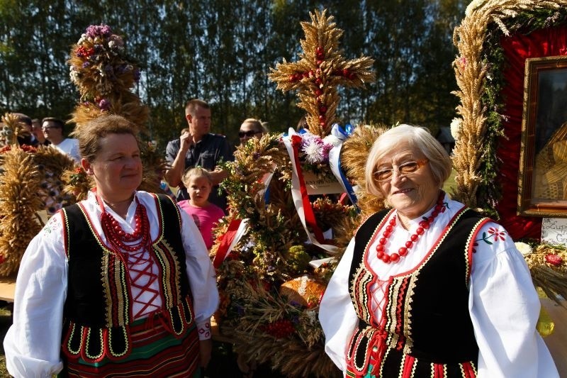 Nasz wieniec ma tradycyjny kształt korony ze zboża -...