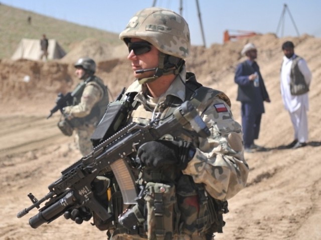 Żołnierze plutonu ochrony dbają o bezpieczeństwo cywilnych specjalistów.