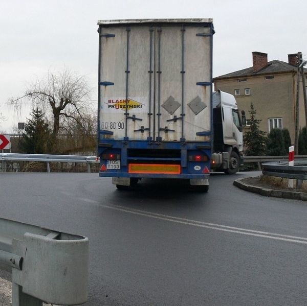 Największe problemy z pokonywaniem zakrętów mają kierowcy dużych samochodów.