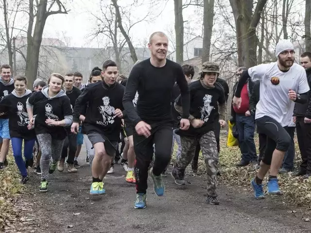 Najliczniejszą grupę biegaczy stanowiła młodzież. W biegu wzięło udział między innymi aż 15 uczniów szkoły średniej w Chrobrzu.