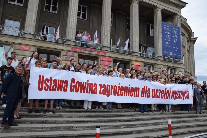 Głos zabierali i organizatorzy protestu, i pracownicy UwB, i...