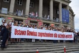 Pracownicy i studenci Uniwersytetu w Białymstoku protestują. Nie chcą ustawy Gowina i łączenia białostockich uczelni (zdjęcia, wideo)