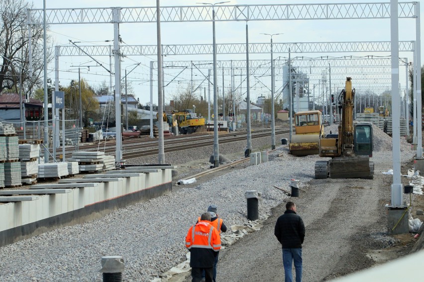 Trwa budowa stacji kolejowej w Motyczu. Pasażerowie już korzystają z części infrastruktury