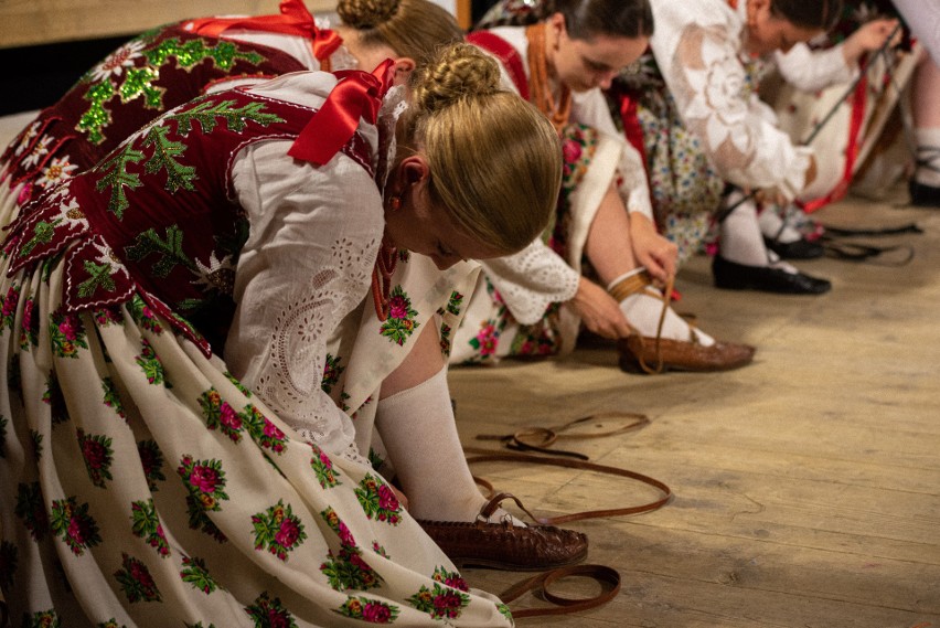 Podhale. Wybory góralskiej miss w Białym Dunajcu. Młode góralki walczyły o tytuł najśwarniejszej. Tańczyły, śpiewały i... ścieliły łóżko