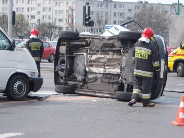 Na skrzyżowaniu ulic Piątkowskiej i al. Solidarności zderzył się bus z samochodem osobowym.