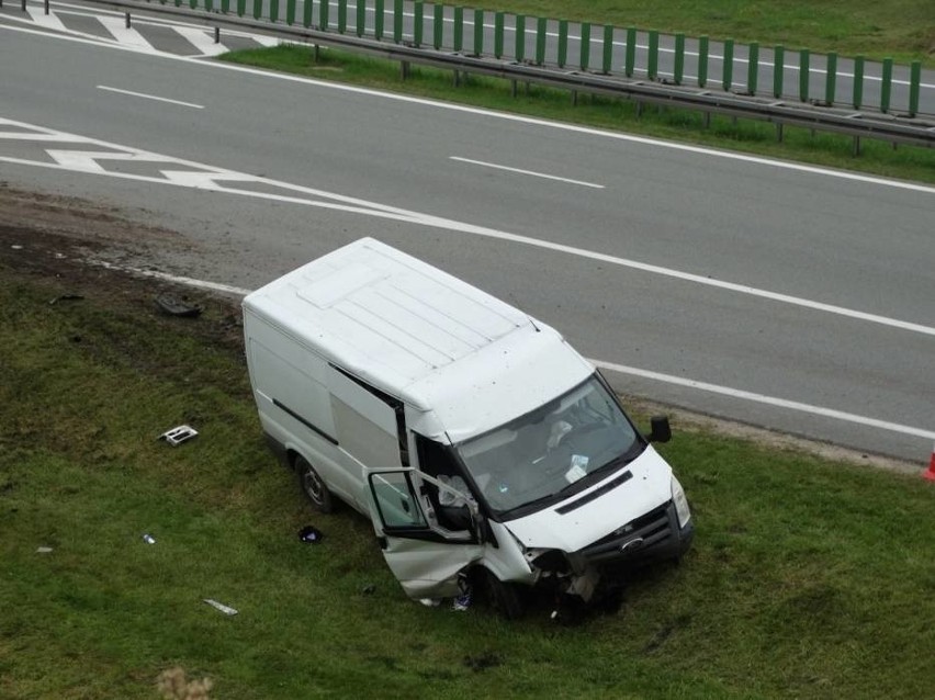W wypadku zostali ranni kierowca i pasażer.