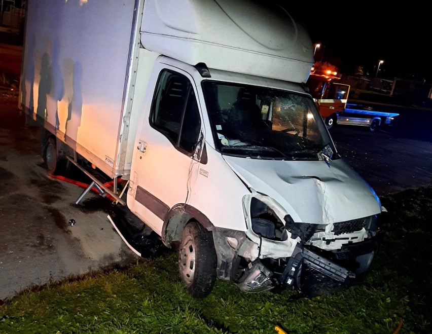 Wypadek w Przemyślu. Na ul. Sieleckiej pijany Ukrainiec wjechał w latarnię i przystanek autobusowy [ZDJĘCIA]