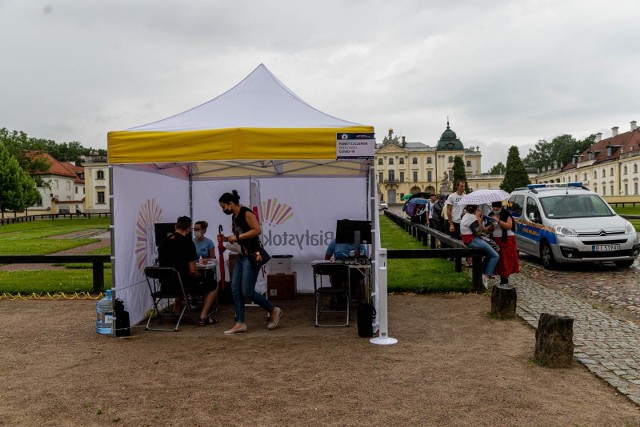 Mimo padającego deszczu nie brakowało chętnych do zaszczepienia się przeciwko Covid-19