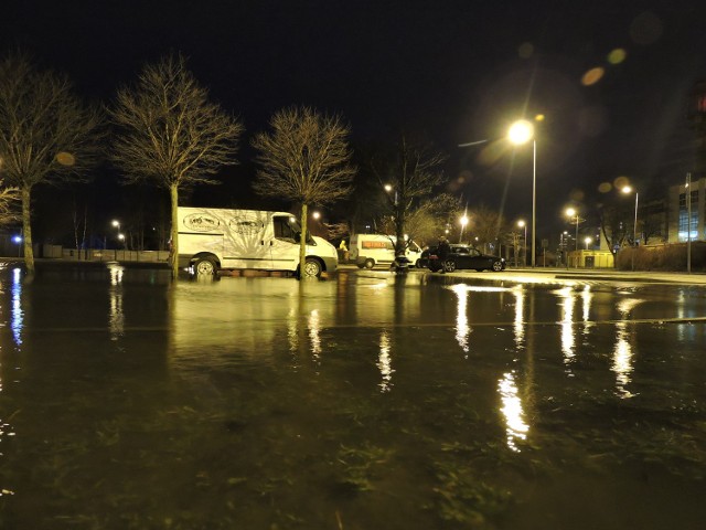 Podtopiony parking na ul. Daszyńskiego w Świnoujściu