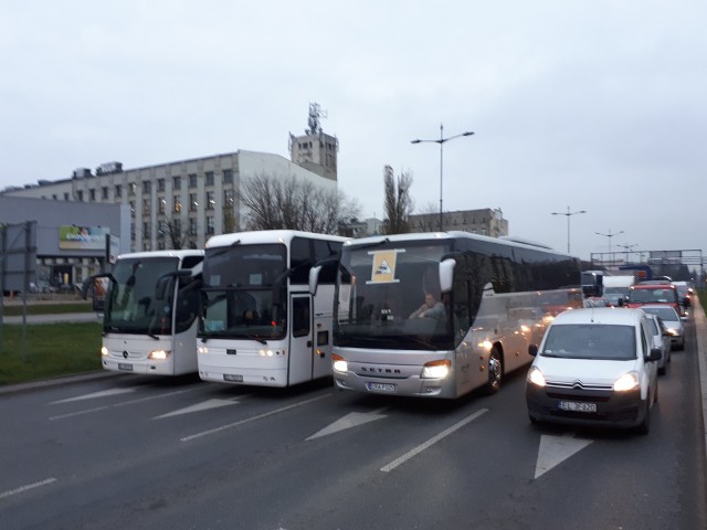 - Około godz. 15 na parkingu centrum handlowego Tulipan przy Piłsudskiego zebrało się kilkadziesiąt autokarów. Kierowcy zapowiedzieli, że przejadą przez miasto z prędkością 20 km/h. To z pewnością zablokuje centrum miasta i to w godzinach szczytu. Lepiej więc omijać ten rejon miasta. KLIKNIJ DALEJ.