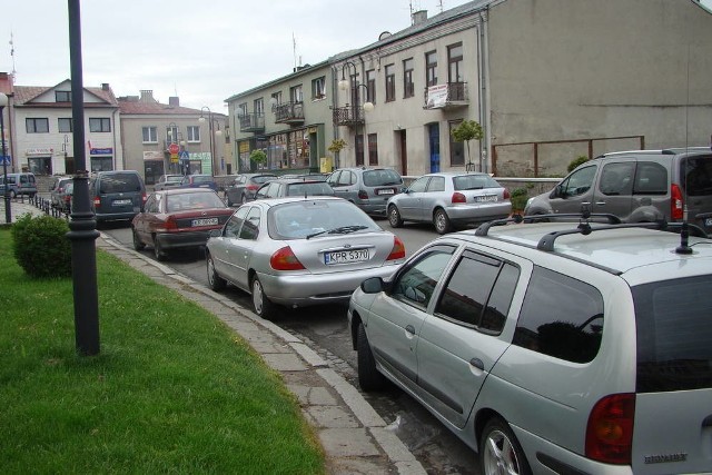 Parkujący kierowcy wykorzystują każdy wolny skrawek ulicy i chodnika