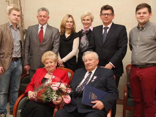Emilia i Wacław Tworkowie z synami i ich rodzinami.