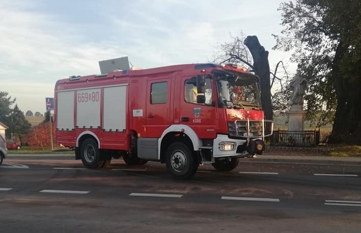 Jedna osoba trafiła do szpitala po zderzeniu dwóch aut w...