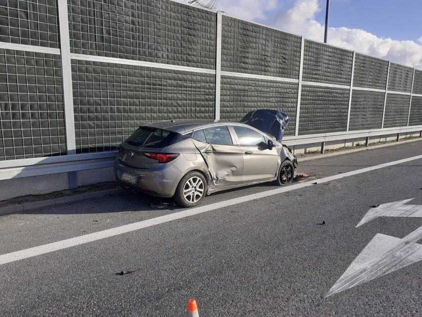 Wypadek na drodze wojewódzkiej nr 975 w Wojniczu. Jedna osoba ranna po zderzeniu dwóch samochodów