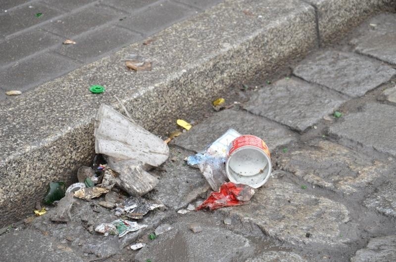 Sprzątali po sylwestrowej zabawie. Rynek czysty. Śmieci zalegały wokół (ZDJĘCIA)