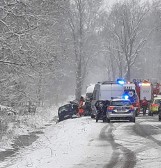 Śmiertelny wypadek w Kobiórze k. Pszczyny! Opel wpadł w poślizg i zderzył się z dostawczakiem. Nie żyje 32-letni mężczyzna