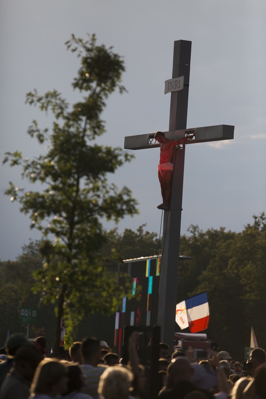 ŚDM 2016 w Krakowie. Krzyż wędrujący wśród tłumów na Błoniach [ZDJĘCIA]