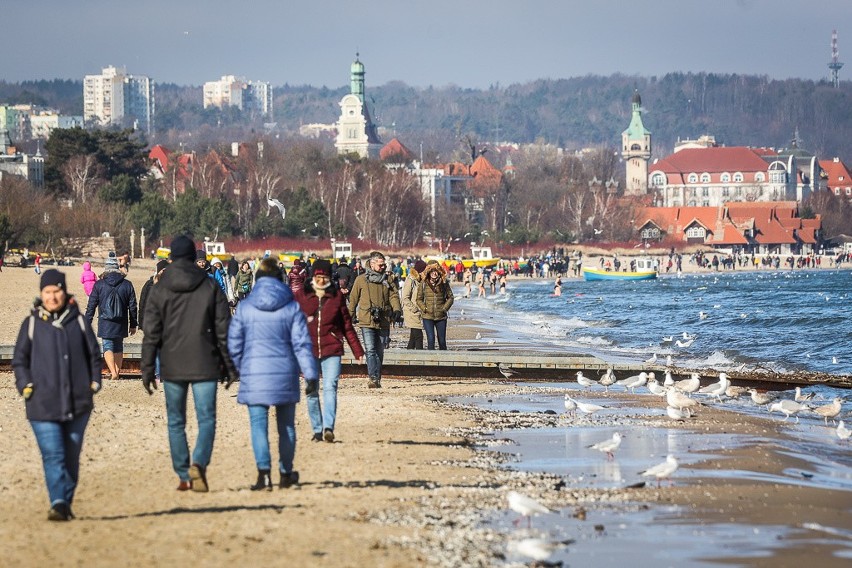 Wiosna zagościła w Sopocie już na dobre! W weekend pojawiły się tłumy spacerowiczów [zdjęcia]