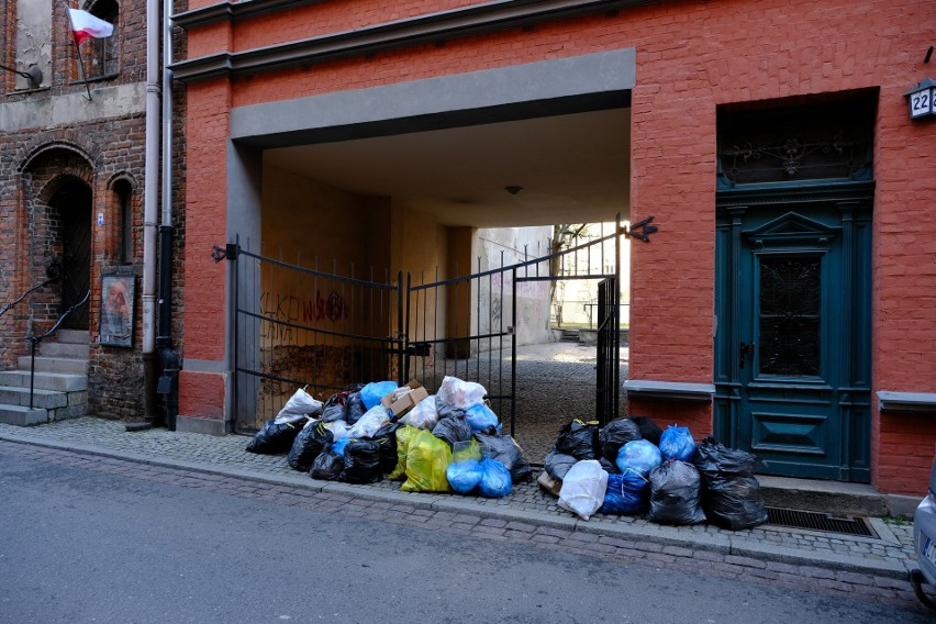 Toruń po świętach utonął w śmieciach. MPO wykonuje podwójną pracę