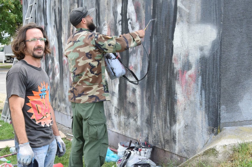 Ostrołęka. Patriotyczny mural w Ostrołęce, przy ul. Steyera, już gotowy. 26.08.2020. Zdjęcia 