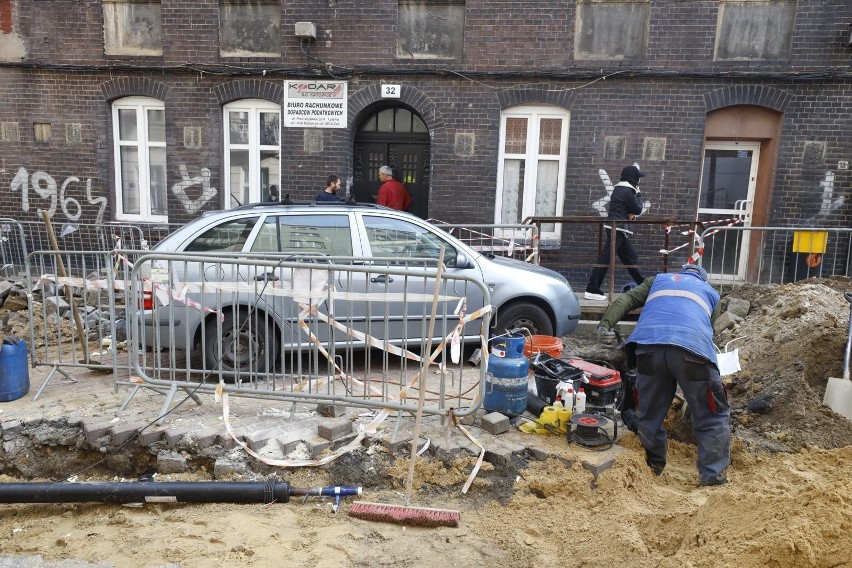 Samochód uwięziony na placu budowy w Katowicach....