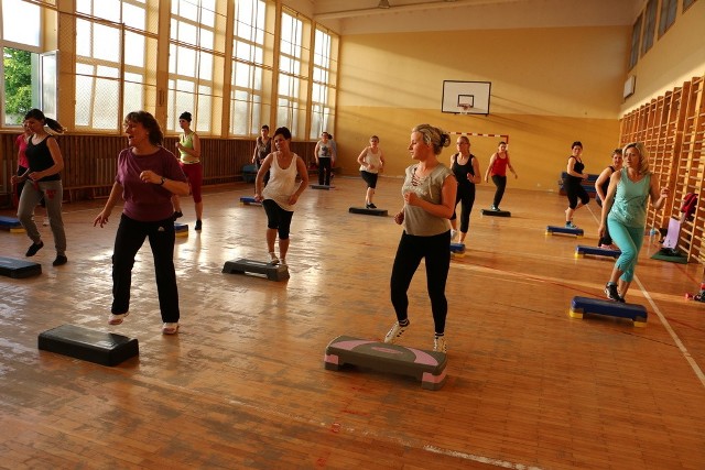 Od kilku lat w Służewie prowadzone są zajęcia aerobiku dla mieszkanek gminy.