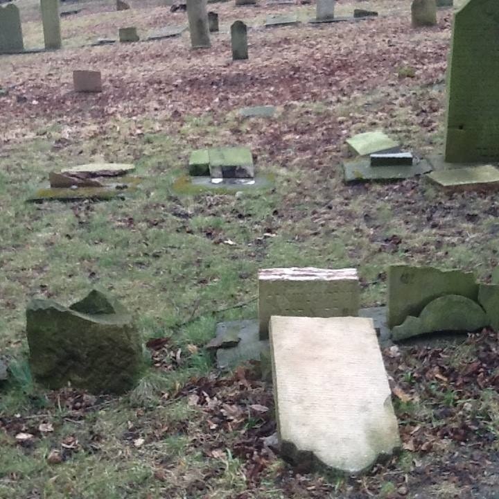 Zniszczone macewy na cmentarzu żydowskim w Gdańsku [ZDJECIA]