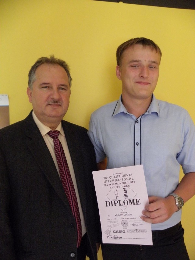 Kacper z dyplomem i ze swoim nauczycielem Lechem Dąbrowskim