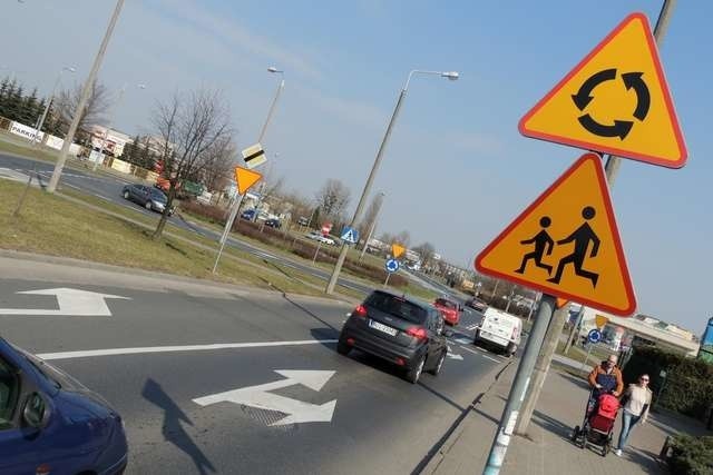 Od 9 marca na rondzie Czadcy obowiązuje nowe rozwiązanie: pas dla skręcających w lewo oraz pas dla jadących na wprost i w prawo rozdzielono linią ciągłą