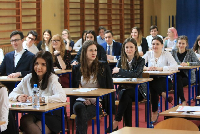 Matura ustna z polskiego. Poniedziałek, 15 maja 2017 roku to kolejny dzień zmagań uczniów z maturą ustną z języka polskiego. Zobacz pytania.