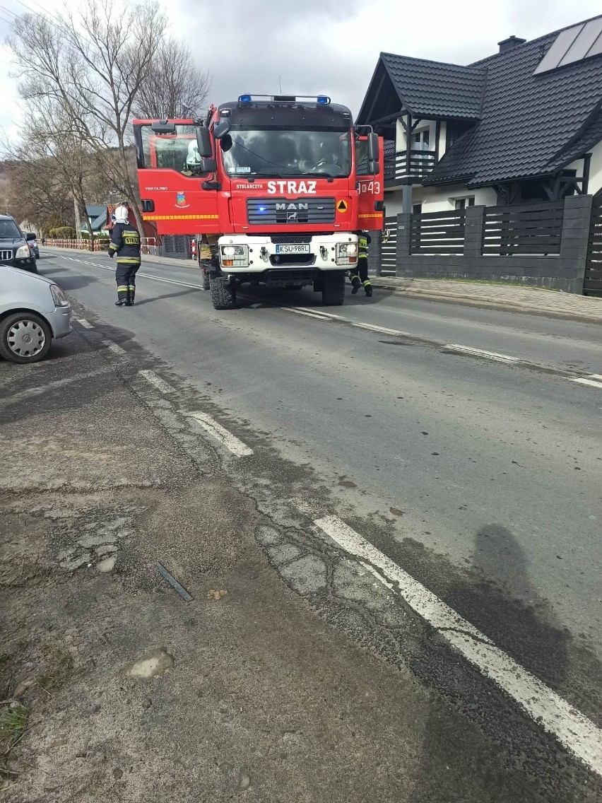 W Zawoi w powiecie suskim skuter zderzył się z osobówką. Ranne dwie osoby trafiły do szpitala