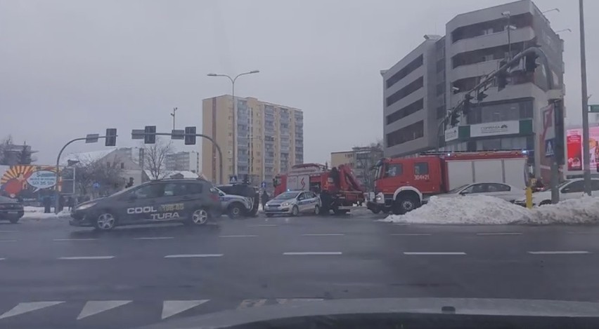 Wypadek karetki na ulicy Waszyngtona. W zdarzeniu drogowym udział brały trzy samochody [ZDJĘCIA, WIDEO]