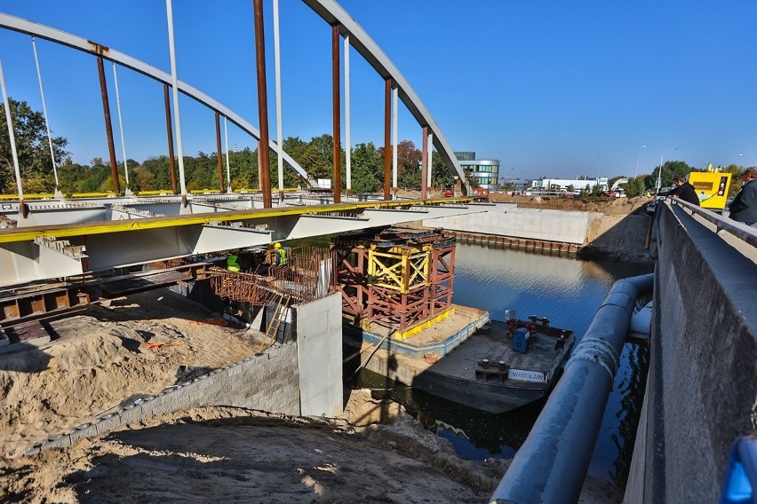 Operacja nasuwania nowych mostów Chrobrego wygląda bardzo...