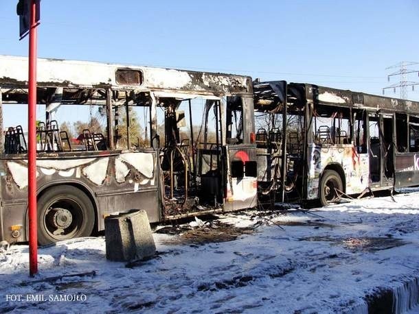 Spalony autobus poruszył internautów. Oto jedno z ich zdjęć wraku.