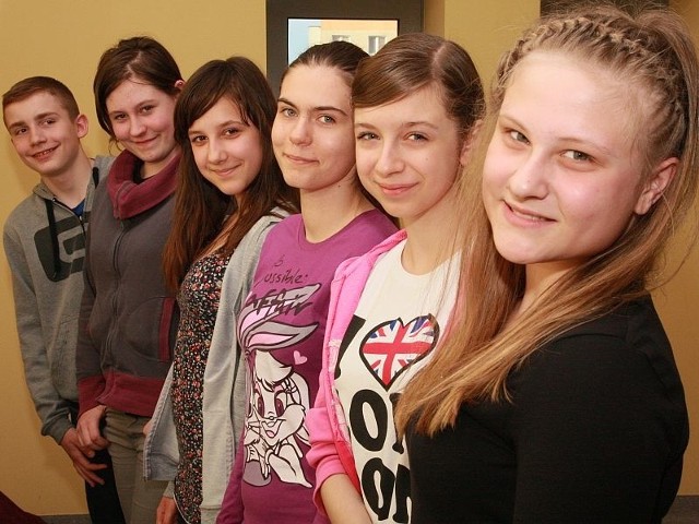 Młodzi aktorzy (od lewej: Remigiusz Lambrych, Weronika Skręty, Paulina Haremza, Ewelina Zielińska, Daria Piotrowska i Martyna Dubino) pracują nad pierwszym spektaklem.
