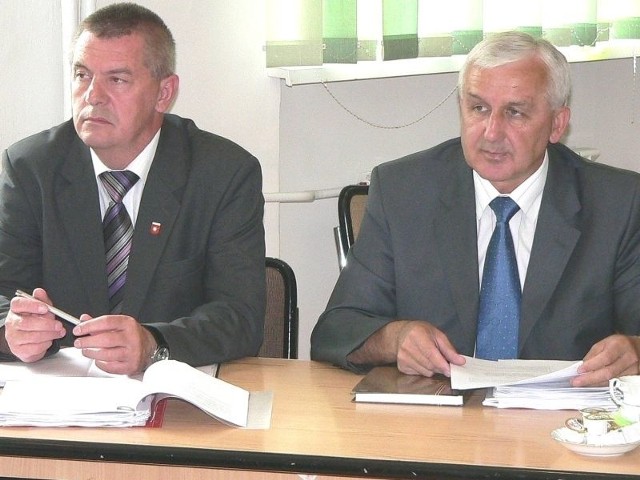 Burmistrz Waldemar Sikora (z prawej) otrzymał absolutorium, w asyście swojego zastępcy Henryka Radosza.