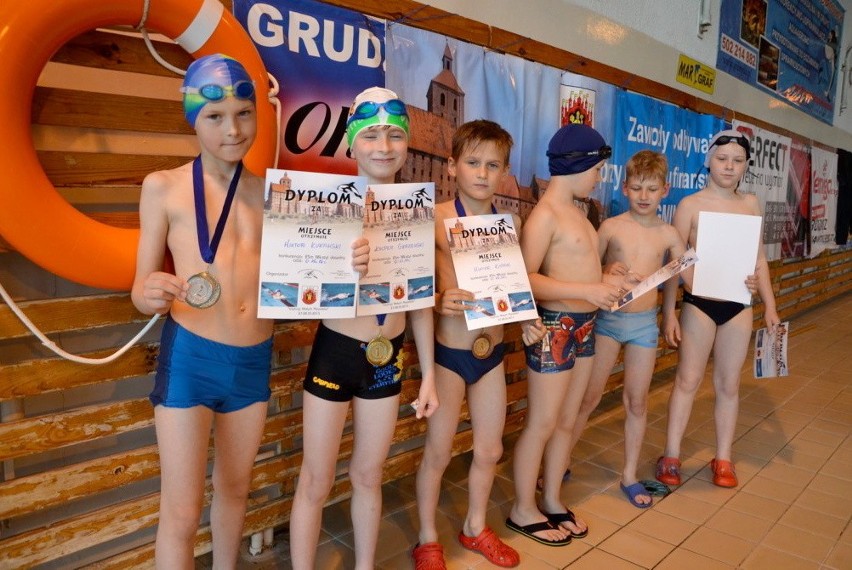 W zawodach na basenie Orki Grudziądz młodzi pływacy, którzy...