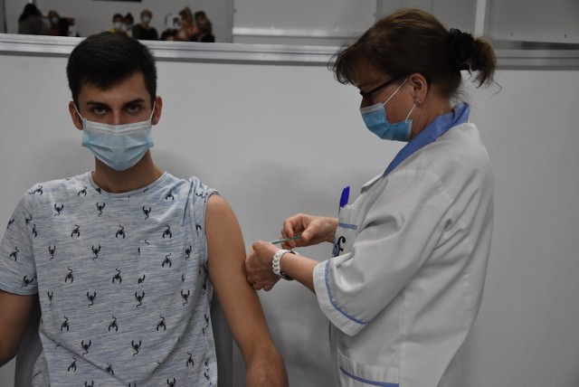 Na 12 tysięcy uczniów ( klasy 7 i 8 szkół podstawowych i szkoły średnie) chęć szczepienia zadeklarowało 128 osób