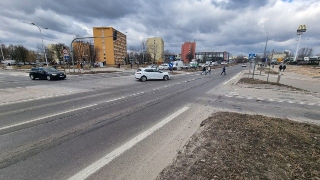 W środę, 20 kwietnia Miejski Zarząd Dróg w Kielcach  planuje wprowadzić zmiany w organizacji ruchu na skrzyżowaniu alei Solidarności i alei Tysiąclecia Państwa Polskiej, które jest częścią trasy 73 w Kielcach. To najruchliwsze miejsce  w mieście.Zobacz na kolejnych zdjęciach sytuację na skrzyżowaniu>>>