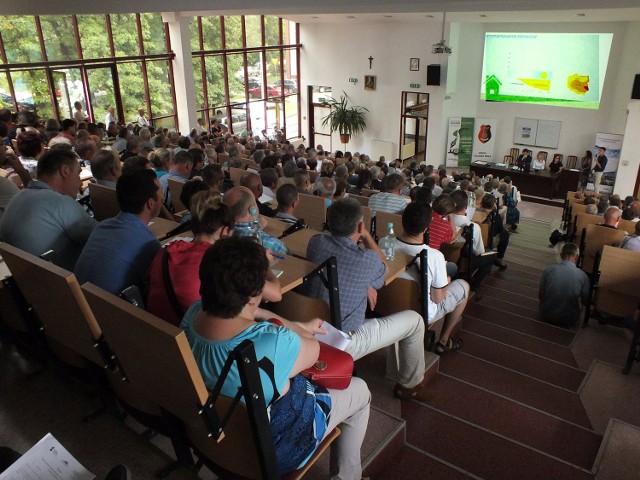 Na specjalne spotkanie do auli Solidarności, gdzie prezentowano projekt  instalacji solarnej w przyszło prawie 600 osób.