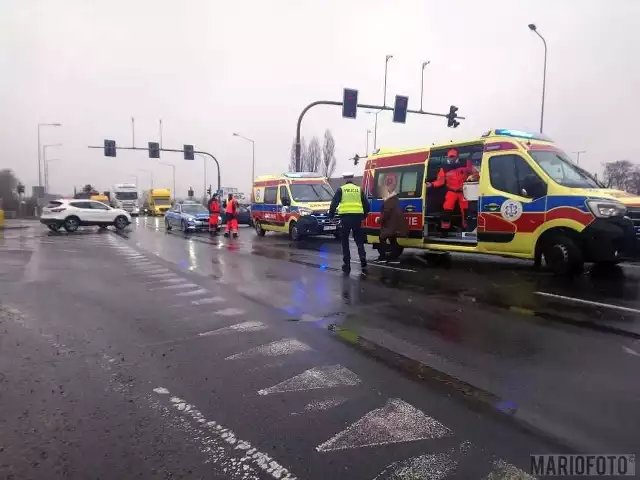 Wypadek karetki w Opolu.