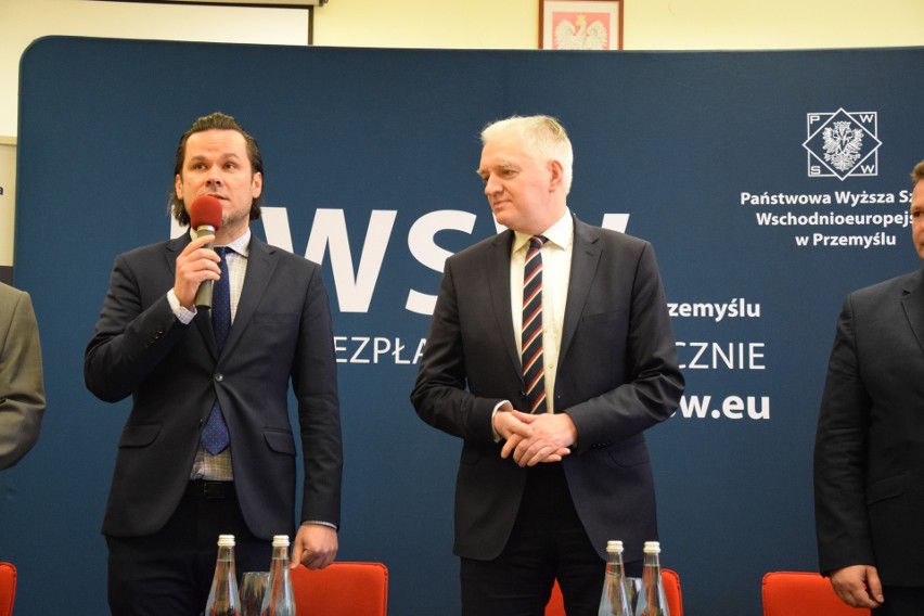 W Przemyślu wicepremier Jarosław Gowin przekazał czek...