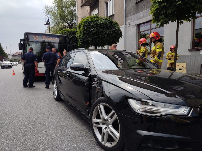 Nowy Sącz. Kolizja autobusu MPK z samochodem audi. Na miejscu pogotowie ratunkowe